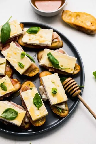 Brie and Prosciutto Crostini Appetizer with Honey