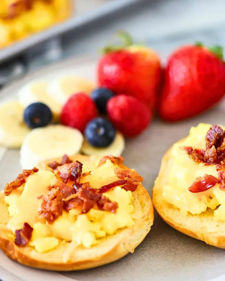Easy Breakfast Bagel Recipe (egg, bacon, cheese)