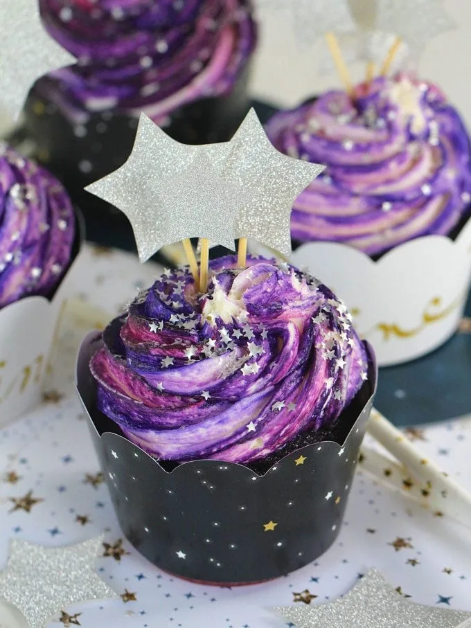 Galaxy Cupcakes – With a Trick! [VIDEO]
