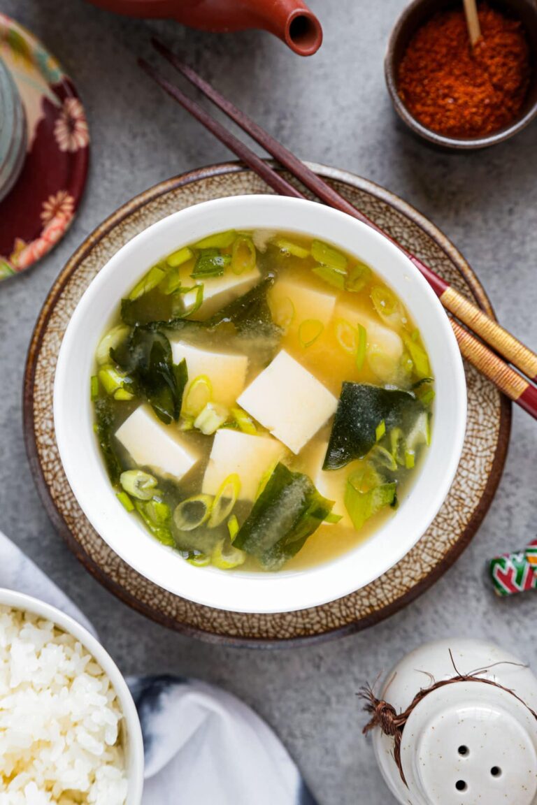 Miso Soup with Tofu and Wakame (味噌汁)