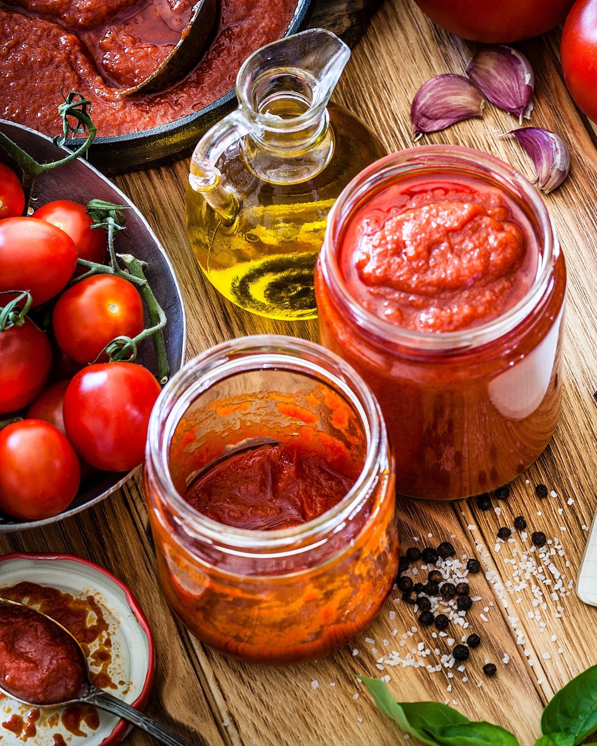 tomatoes, olive oil, garlic and seasonings to make tomato sauce